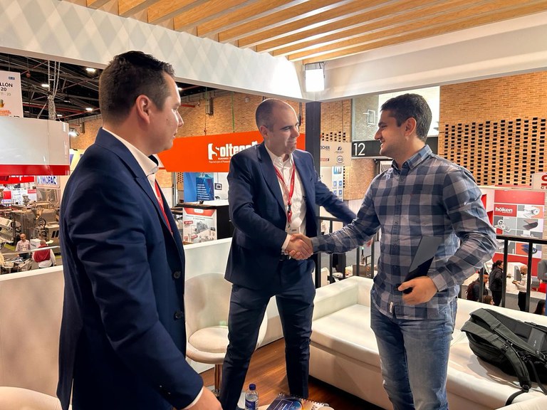 Fabio Ríos, Gerente General ULMA Packaging Colombia (Izqda), Xabier Arregui, área manager LATAM ULMA Packaging (Cent) y Martin Sierra, Gerente General Agrosigo (dcha).