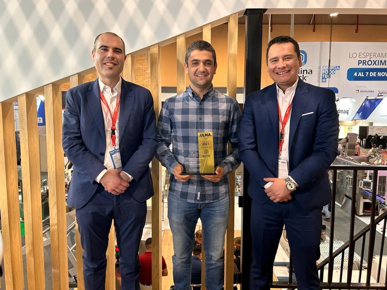 Entrega reconocimiento ULMA Colombia Awards | Xabier Arregui, Area manager LATAM ULMA Packaging (Izqda), Martin Sierra, Gerente General Agrosigo (Cent) y Fabio Ríos, Gerente General ULMA Packaging Colombia (dcha).